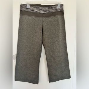 LULULEMON GREY CROP - SIZE 8